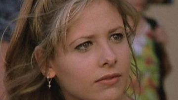 Earrings silver cross of Buffy Summers (Sarah Michelle Gellar) in Buffy the vampire slayer