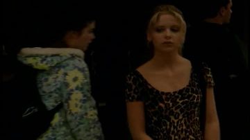 The leopard dress Buffy Summers (Sarah Michelle Gellar) in Buffy the vampire slayer S01E09