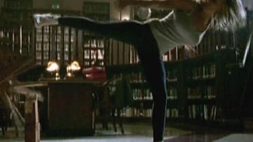 The leggings of Buffy Summers (Sarah Michelle Gellar) in Buffy the vampire slayer S02E01
