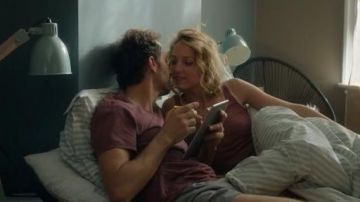 La silla negra de acapulco en la habitación de Yaël (Stéphanie Crayencour) y Maxime (Arié Elmaleh) en Faut pas lui dire