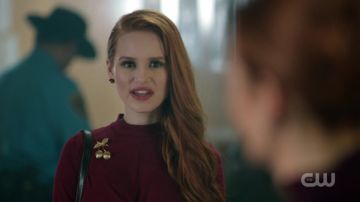 La broche cerises en or portée par Cheryl Blossom (Madelaine Petsch) dans Riverdale S01E07