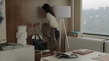 Le lampadaire trépied en bois du bureau de Laura (Jenifer Bartoli) dans Faut pas lui dire