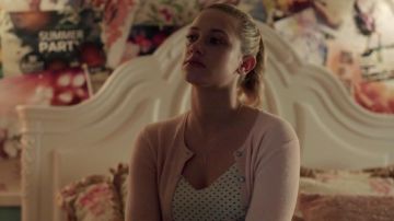 The cardigan rose pale of Betty Cooper (Lili Reinhart) in Riverdale S01E04
