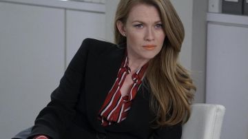 Camisa roja a rayas de Alice (Mireille Enos) en The Catch S02E10