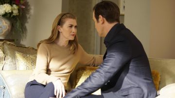 El suéter de cachemira de Alice Vaughan (Mireille Enos) en The Catch