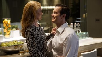 El vestido blanco y negro de Nili Lotan, en talla XS, de Alice Vaughan (Mireille Enos) en The Catch