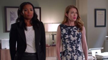 El vestido floral blanco y azul de Alice Vaughan (Mireille Enos) en The Catch