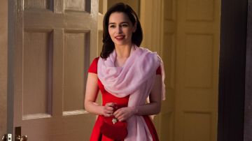 Le châle rose de Louisa Clarke (Emila Clarke) dans Avant toi