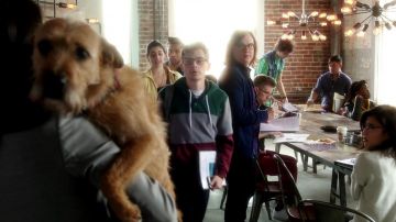 Les chaises Tolix de la salle de réunion au travail de Amy (Mila Kunis) dans Bad moms