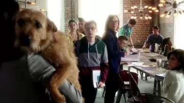 Les chaises Tolix de la salle de réunion au travail de Amy (Mila Kunis) dans Bad moms