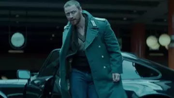 Le manteau militaire des années 80 porté par David Percival (James McAvoy) dans Atomic Blonde