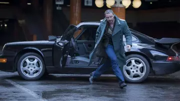 Le manteau militaire des années 80 porté par David Percival (James McAvoy) dans Atomic Blonde