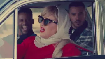 Les lunettes de soleil de Kelly Clarkson dans son clip Love So Soft