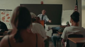 The sneakers Nike air force one of XXXTENTACION in her video clip Look At Me!