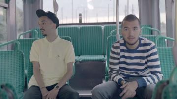 Le polo jaune Lacoste dans le clip Dommage de Bigflo & Oli