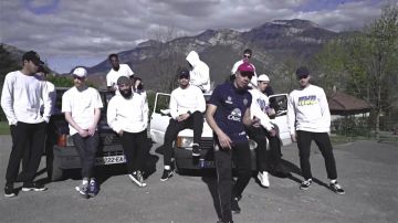 Las zapatillas Converse de cuero vistas en el clip Top Album de Mister V