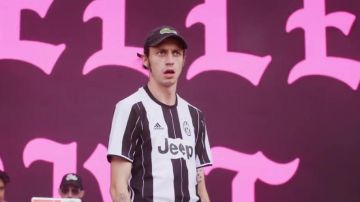 La casquette Lacoste noire de Roméo Elvis dans le clip Vrai ou faux de Caballero & JeanJass