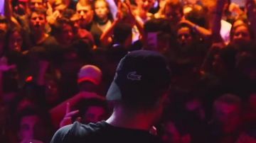 La casquette Lacoste de Vald dans son clip Trophee