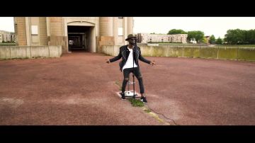 La Nike Cortez (Blanco/Negro Mixto) en el clip A todos no les importa por Mike Kenli