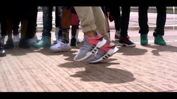 Les sneakers Adidas Originals EQT d'une figurante dans le clip Rolex de Ayo et Teo