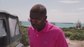 Polo lacoste rosa de Ninho en su clip Mamacita
