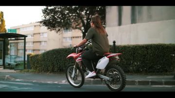 Les Stan Smith rose dans le clip La Vache de Sadek