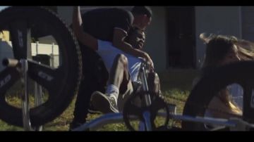 The Converse visto en el video musical Good Day de Yellow Claw