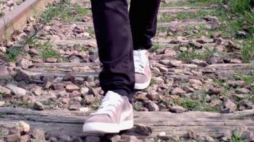 Zapatillas Puma Suede grises de Nekfeu en su clip On Verra