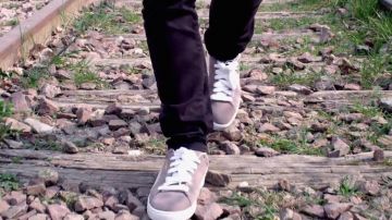 Zapatillas Puma de ante Gris de Nekfeu en el clip On Verra