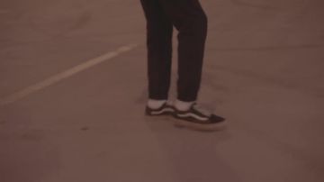The sneakers Vans Old Skool of Sneazzy in her video clip 3AFIA