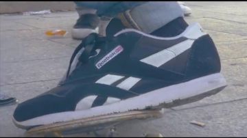Les baskets Ree­bok bleues de Krisy dans le vi­deo clip "Ils pensent"
