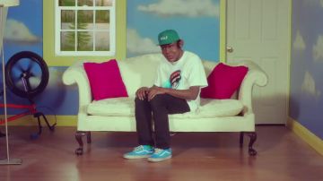 Les vans bleu dans le clip Who Dat Boy de Tyler