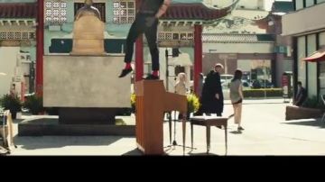 the sneakers vans authentic Tyler Joseph in her video clip "tear in heart"