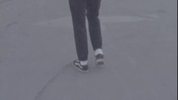 Sneakers Vans Sneazzy in her video clip 3AFIA