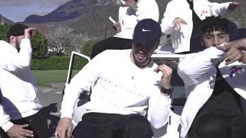 The Nike cap navy blue Mister V in its clip Top Album