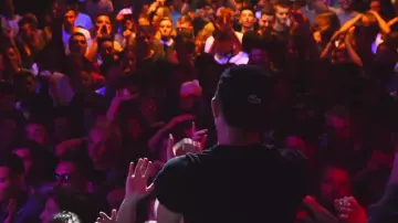 La caquette Lacoste noire de Vald dans l'intro du clip Trophée