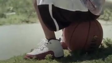 Sneakers Nike Air Jordan 12 in the clip Wing$ Macklemore & Ryan Lewis