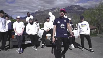 sneakers Vans black old school in the clip Top Album of Mister V