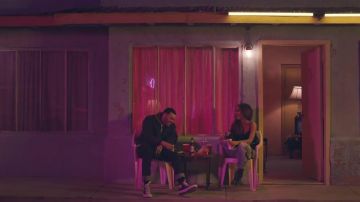 Les Converse All star  noire dans le clip Into you de Ariana Grande