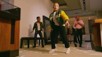 Las zapatillas Converse Chuck Taylor All Star se alzan blancas en el vídeo Mermelada de macklemore feat. Lil Yachty