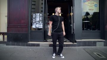 The pair of Converse Chuck Taylor All Star low Vald in her video clip Urban