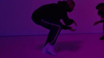 Sneakers Nike Air Max 90 White Drake in her video clip Hotline Bling