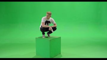 Les Converse Tchuck Taylor All Strar black dans le clip Eurotrap de Vald