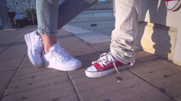 Lo contrario en el clip No hablemos del amor a MZ
