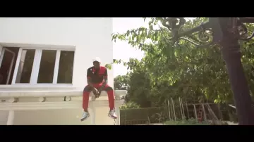 Les Nike air max dans le clip Trophée de Vald