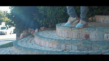 El Balenciaga Authentic gris visto en el clip "Pienso en ti" de Hornet La Frappe