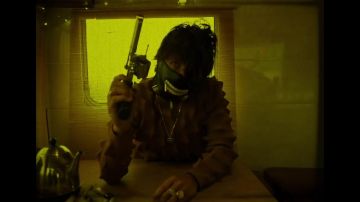 La máscara de Kenaki Ken usada por Nekfeu en el clip de $-Crew Fake Note