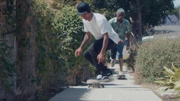 The sneakers Vans Old Skool black in the clip My dope of Nekfeu