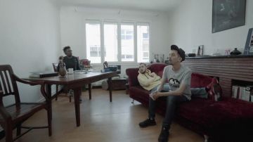 The huarache black in the movie clip Person of Bigflo & Oli