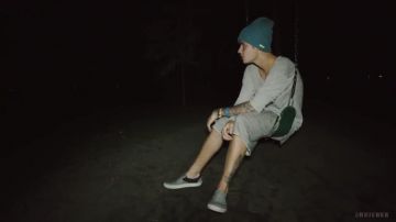 The Vans slip on in the clip 2U, David Guetta